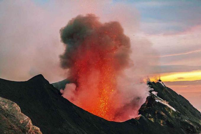 Itālija, Aeolian salas, Stromboli, vulkāna izvirdums, lavas bumbas