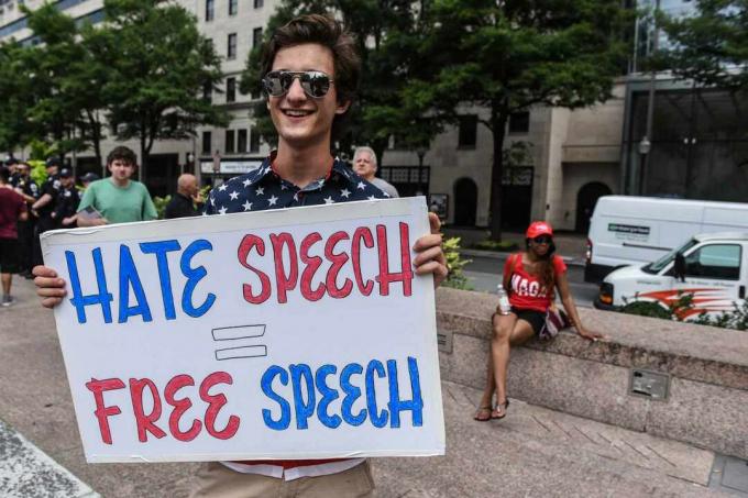 2019. gada 6. jūlijā Vašingtonā, 2019. gada 6. jūlijā, cilvēki piedalās mītiņā “Pieprasījuma brīva runa”.