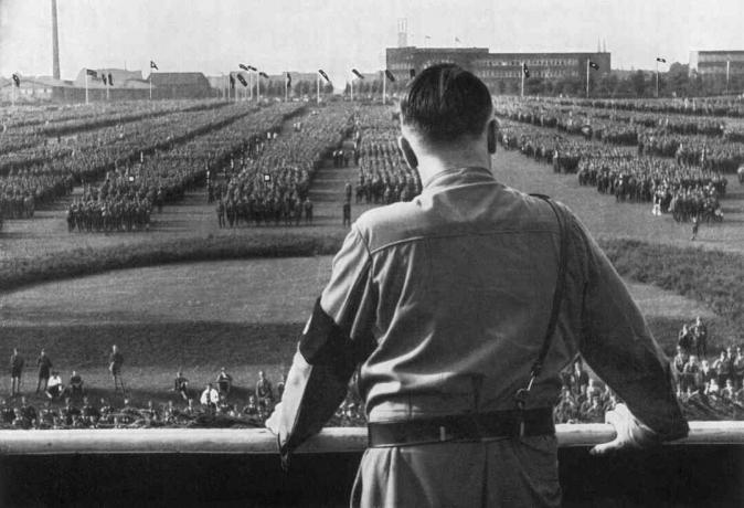 Vācijas fīrers un nacistu līderis Ādolfs Hitlers uzrunā karavīrus nacistu mītiņā Dortmundē, Vācijā
