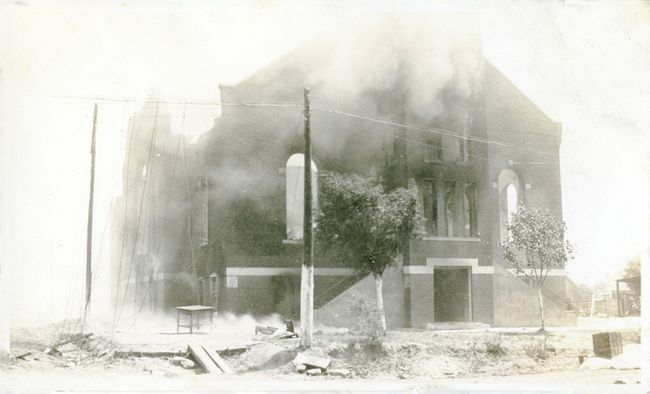 Bojāta Grīnvudas rajona baznīca pēc Talsa Race slaktiņa, Talsa, Oklahoma, 1921. gada jūnijā.