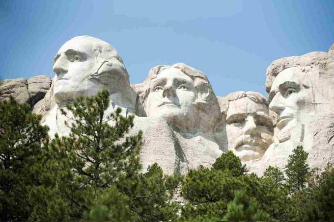 Mazā leņķa skats uz Mt Rushmore nacionālo pieminekli pret skaidrām debesīm