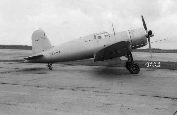 Chance Vought XF4U-1 Corsair prototips sēž uz asfalta.