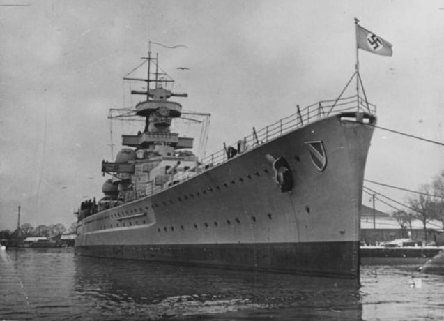 Scharnhorst piesiets pie piestātnes.