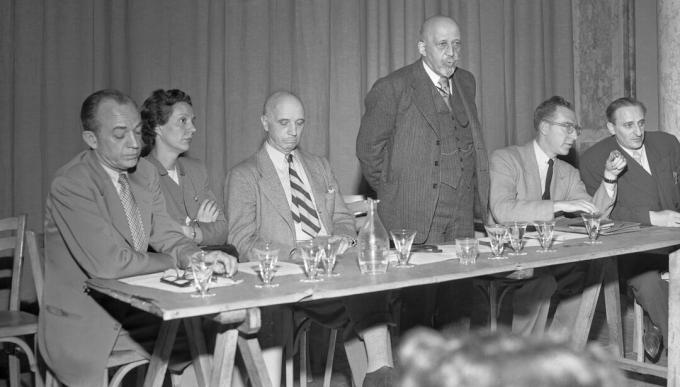W.E.B. Dubois stāv pie galda