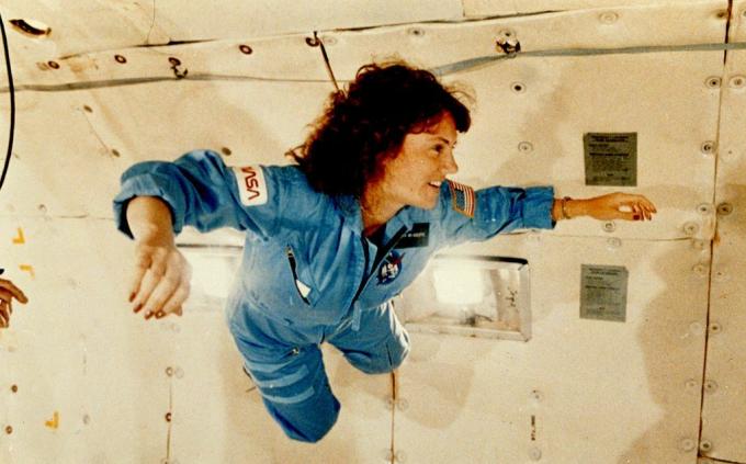 Christa McAuliffe notiek bezsvara apmācība NASA