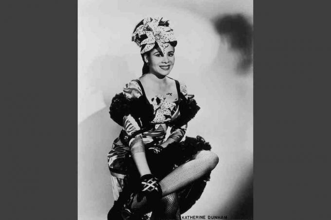 Katherine Dunham par 1945. gadu, valkājot deju kostīmu ar RUFFLES mežģīnēm un mākslīgām orhidejām