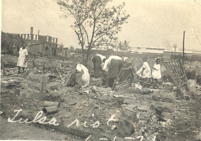 Cilvēki, kas meklē gruvešus pēc Talsas rases slaktiņa Talsā, Oklahomas štatā, 1921. gada jūnijā.