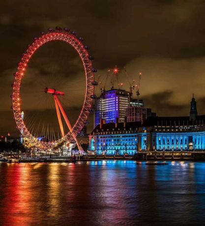 London Eye naktī visi iedegās.