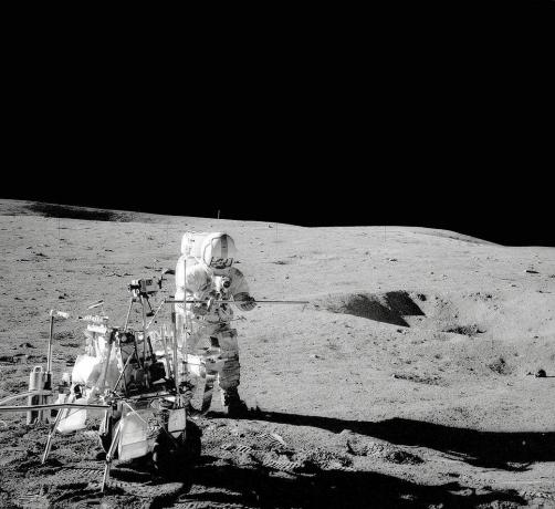 Apollo 14 nolaidās uz Mēness, un astronauti izvietoja instrumentus un paņēma klinšu paraugus.