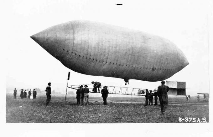 Daredevil un pilots Linkolns Beačijs apskata Tomasa Skota Baldvina īpašumā esošo dirižabli Sentluisas 1904. gada ekspozīcijā.