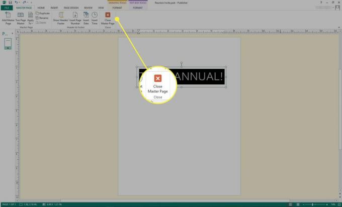 Microsoft Publisher ekrānuzņēmums ar iezīmētu pogu "Aizvērt galveno lapu"