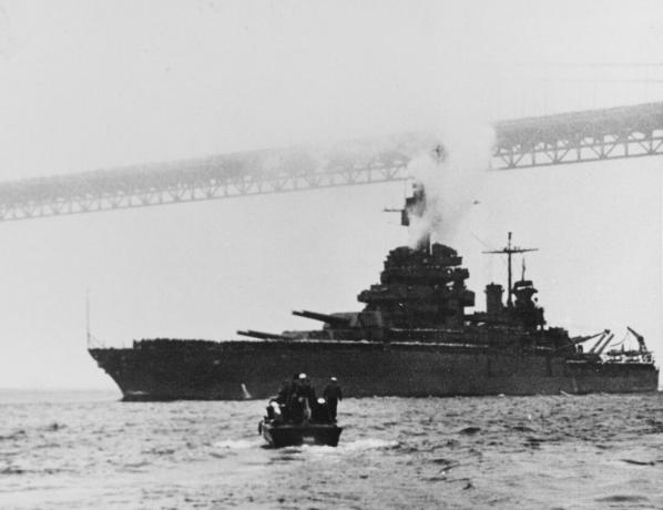 Līnijkuģis USS Colorado, kas iet zem Zelta vārtu tilta.