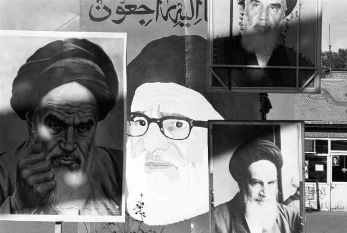 Ajatolla Khomeina plakāti ir izstādīti Amerikas vēstniecību salona iekšpusē.