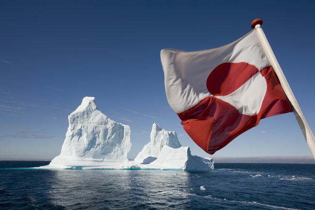 Grenlandes karogs uz Arctic Umiaq Line prāmja