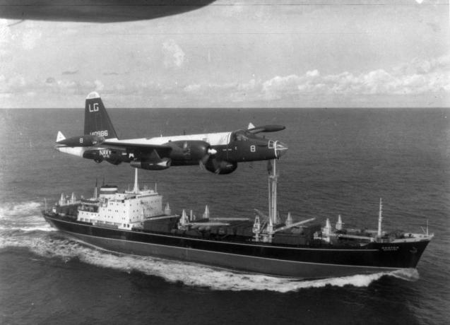 Šajā 1962. gada fotoattēlā Kubas raķešu krīzes laikā virs padomju kravas kuģa lido P2V Neptune ASV patruļlidmašīna.