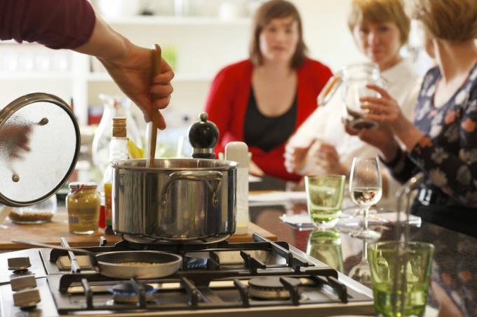 Katliņa samaisīšana uz plīts virtuves salā ļauj mijiedarboties ar vakariņu viesiem.