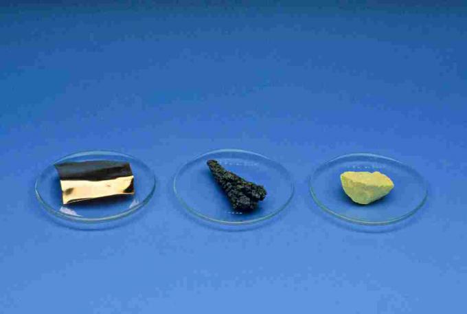Metāls: varš (pa kreisi); metalloīds: arsēns (centrs); un nemetāli: sērs (labajā pusē).