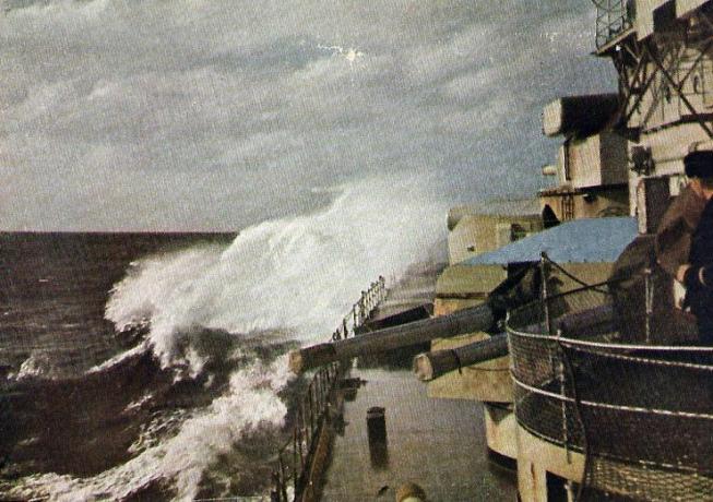 Skats uz Scharnhorts, kas gaida pa ostas pusi, kad viļņi sabrūk virs priekšgala.