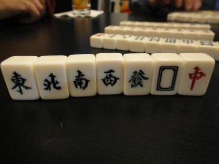 Vēji un pūķi flīzes Mahjong komplektā stāvēja taisni uz galda.