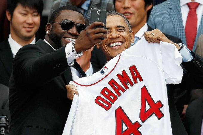 Bostonas Red Sox prezidents Obama un Deivids Ortizs Baltā nama ceremonijā kopīgi uzņem selfiju un godina 2013. gada pasaules sērijas čempionus. Uzziniet, kā simboliskā mijiedarbības teorija palīdz izskaidrot pašbildes popularitāti.