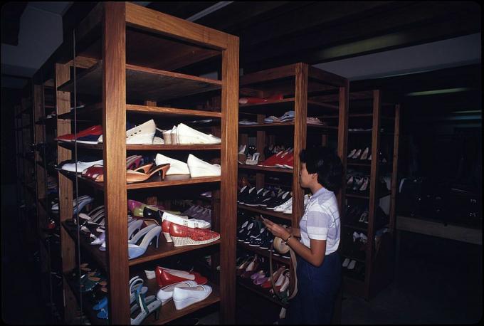 Imelda Marcos apavi: inventārs ir izgatavots no apaviem, kas pieder bijušajai Filipīnu pirmajai lēdijai Imelda Marcos, pagrabā zem viņas guļamistabas Malacanang Palace, Manila, 1986.
