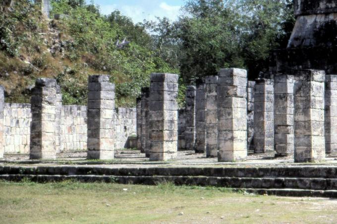 Kolonāde pie Warriors tempļa Maya vietā Chichén Itzá, Jukatana, Meksika