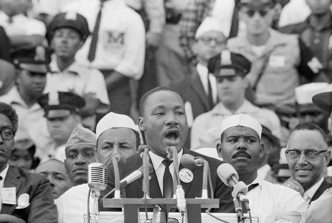 Dr Martins Luters Kings, juniors, 1963. gadā Vašingtonā Brīvības gājiena laikā pirms Linkolna memoriāla saka savu slaveno runu "Man ir sapnis".