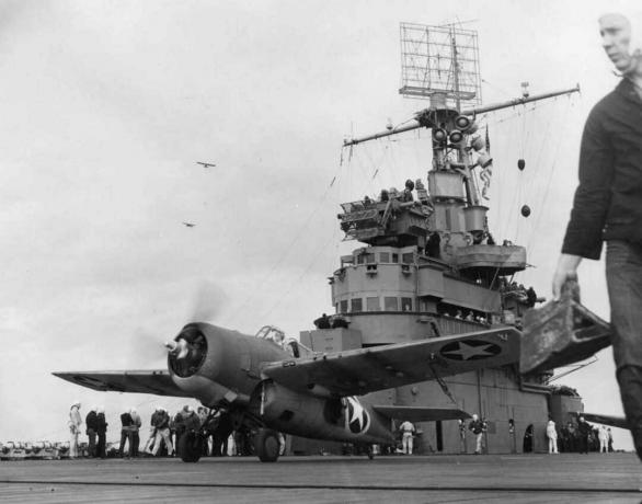 Iznīcinātājs F4F Wildcat, paceļoties no lidmašīnas pārvadātāja USS Ranger.