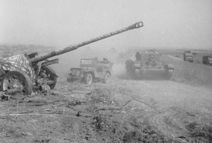 Britu tanks devās garām sagrautajam vācu lauka pistolim.