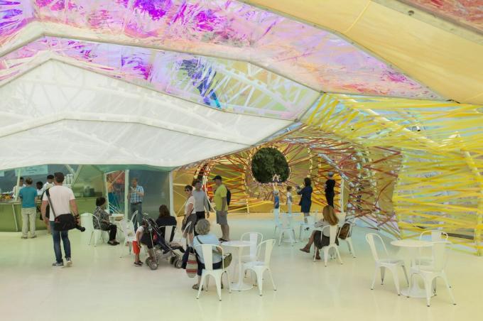 Krāsainā ETFE plastmasa veido nelielas kafejnīcas sienas un griestus