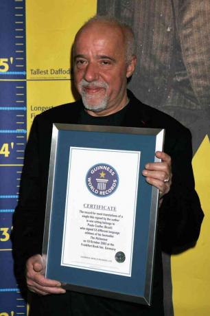 Paulo Coelho ar Guiness pasaules rekordu par lielāko daļu grāmatas tulkojumu