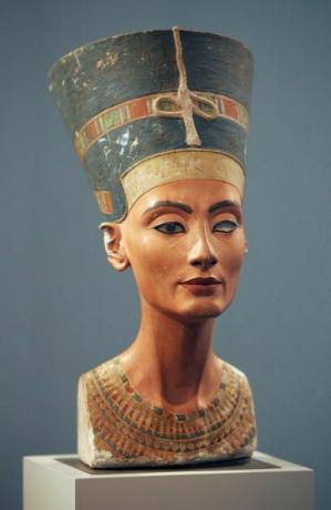 Ēģiptes karalienes Nefertiti 3400 gadus veca krūšutēls.