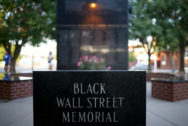 Melnās Volstrītas slaktiņa memoriāls tiek rādīts 2020. gada 18. jūnijā Talsā, Oklahomā.