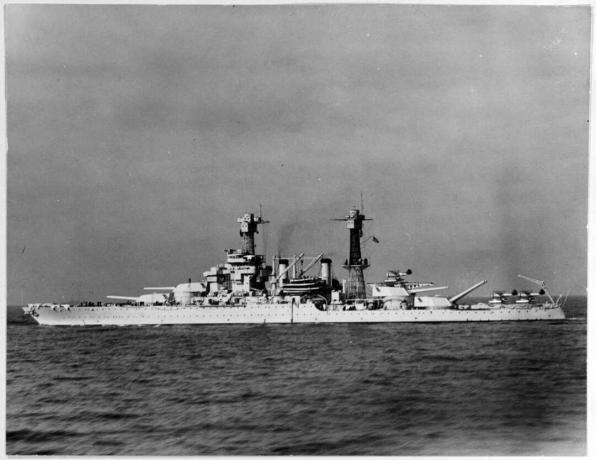 Līnijkuģis USS Colorado (BB-45) pie enkura.
