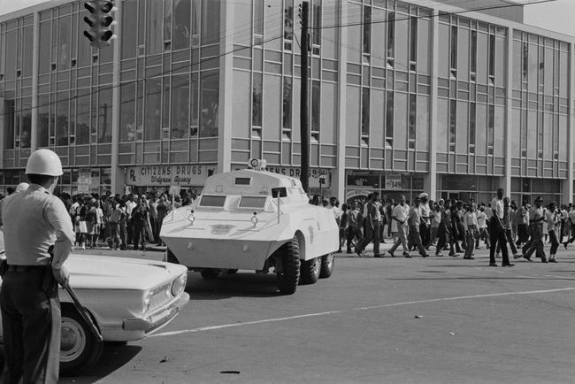 Melnādainie amerikāņi maršē pa 16. ielas un 5. avēnijas stūri Birmingemā, Alabamas štatā, Birmingemas kampaņas sākumā, 1963. gada maijā.