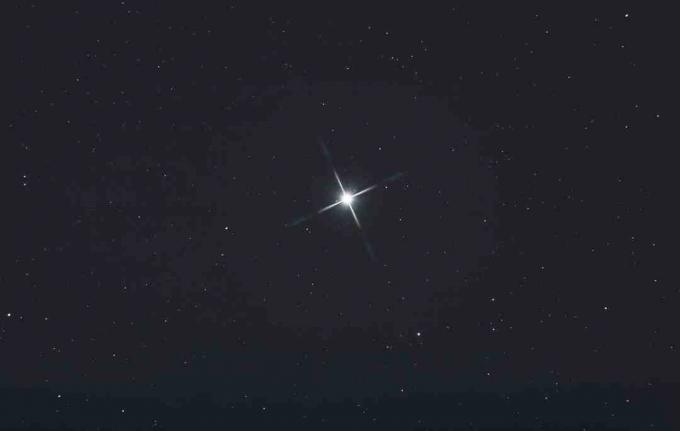 Vega ir Lyra zvaigznāja spožākā zvaigzne.