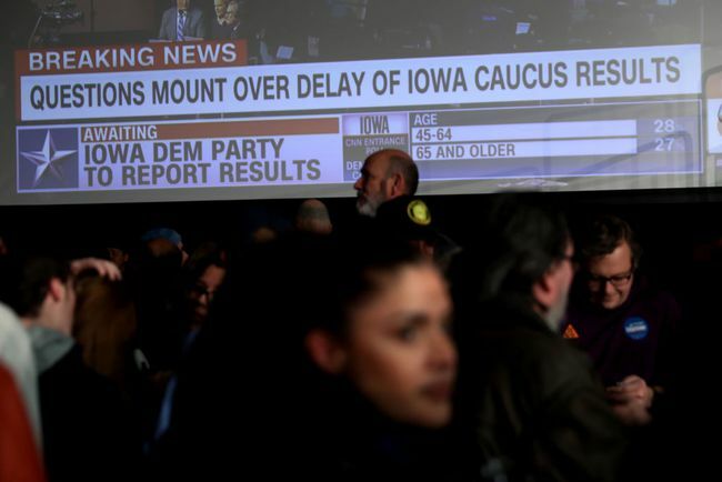 Demokrātiskā prezidenta amata kandidāta Sen. Bernijs Sanderss (I-VT) gaida rezultātus viņa priekšsacīkšu nakts sardzes ballītē 2020. gada 3. februārī Demoinā, Aiovas štatā.
