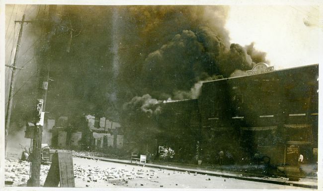 Bojāti īpašumi un dūmi, kas nāk no ēkām pēc Talsas sacīkšu slaktiņa, Talsa, Oklahoma, 1921. gada jūnijā.