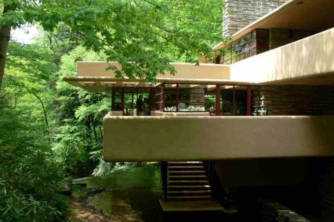 Pārvietojamās platības virs Bear Run pie Fallingwater Pensilvānijā