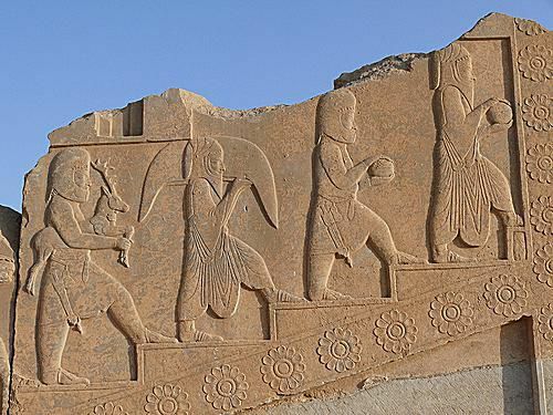 Palīdzības skulptūra no Taharas, Dariusa Lielā privātās pils Persepolē.