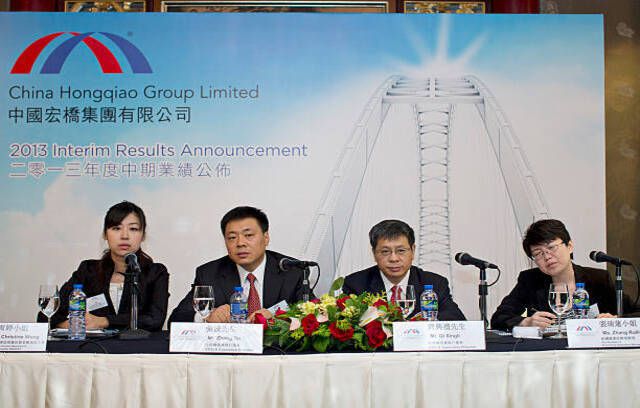 Ķīnas Hongqiao Group, SIA vadītāji apmeklē uzņēmuma peļņas preses konferenci Honkongā, Ķīnā