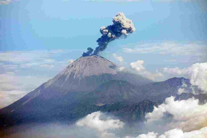 Semeru vulkāns Indonēzijā ir aktīvs stratovolcano.