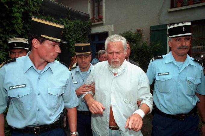 Ira Einhorn tika nogādāta policijā pulksten 20 pēc paziņošanas par viņa izdošanu.