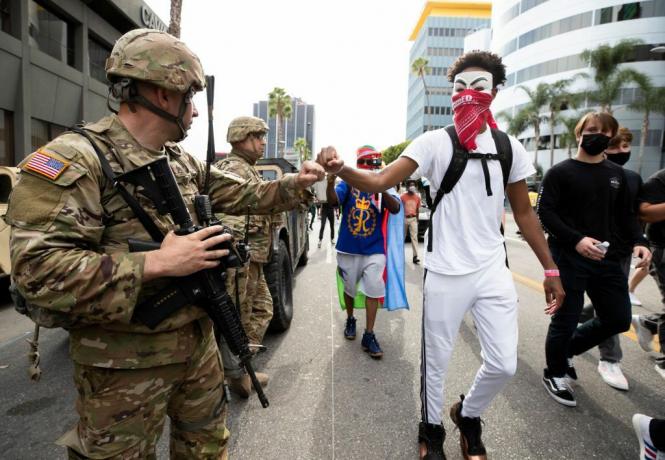 Demonstrants dūris sasit Nacionālās gvardes locekli gājiena laikā, reaģējot uz Džordža Floida nāvi 2020. gada 2. jūnijā Losandželosā, Kalifornijā.