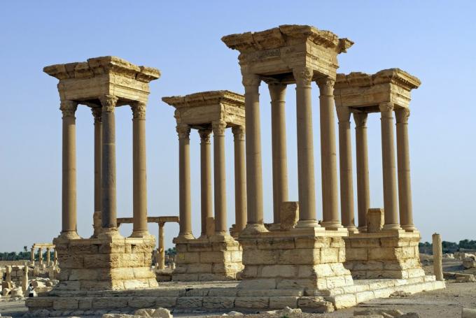 The Rebuilt Tetrapylon uz Cardo Maximus, Palmyra, Sīrija