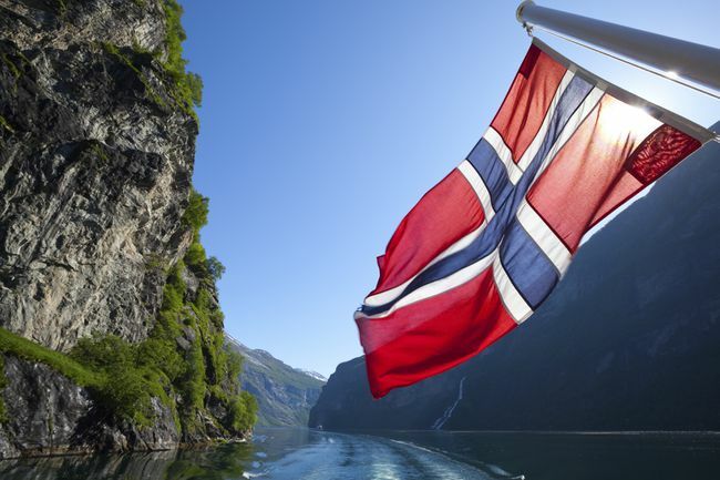 Norvēģijas karogs uz prāmja Geirangera fjordā, Norvēģijā