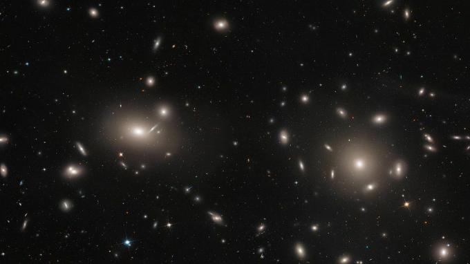 Koma klasteru galaktikās ir viena galaktika ar vismasīvāko melno caurumu, kāds jebkad ir atklāts.
