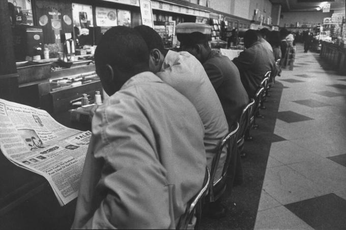 Afroamerikāņi pie Woolworth veikala pusdienu letes