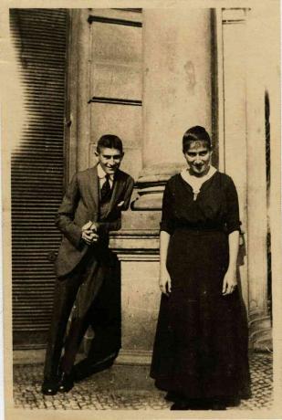 Fransuā Kafka ar savu māsu Ottlu pirms Opeltas mājas Prāgā Mākslinieks: Anonīms