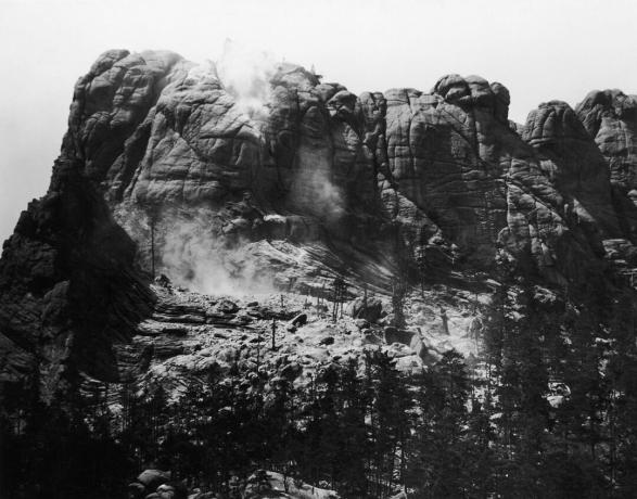 Rushmore kalns ar grebšanas sākumu.